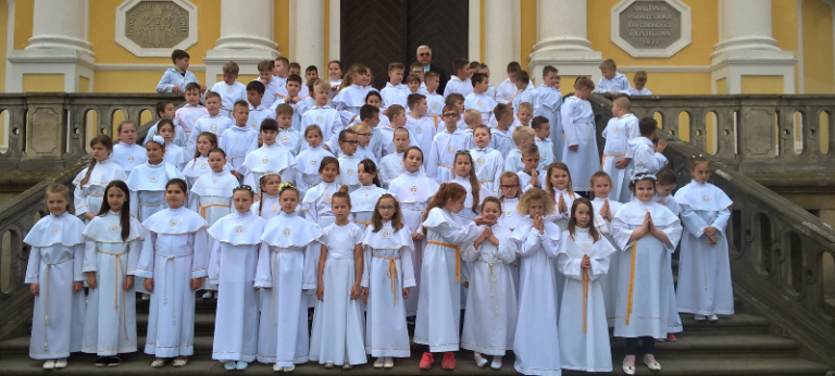 Dzieci pierwszokomunijne w Sanktuarium MB na Świętej Górze
