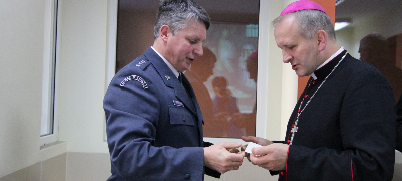Biskup z opłatkiem w areszcie w Ostrowie