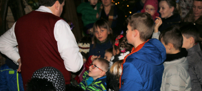 Spotkanie dla dzieci przy żłóbku