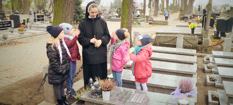 Przy grobie Siostry Włodzimiry Wojtczak w Ostrowie Wielkopolskim