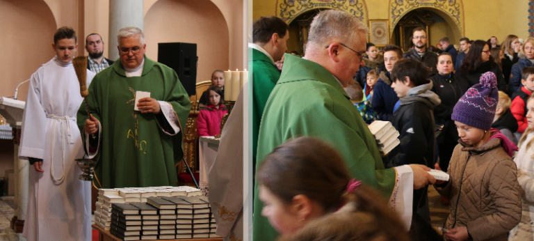 Poświęcenie książeczek dzieciom pierwszokomunijnym