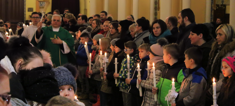 Poświęcenie świec dzieciom pierwszokomunijnym