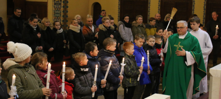 Poświęcenie świec dzieciom pierwszokomunijnym
