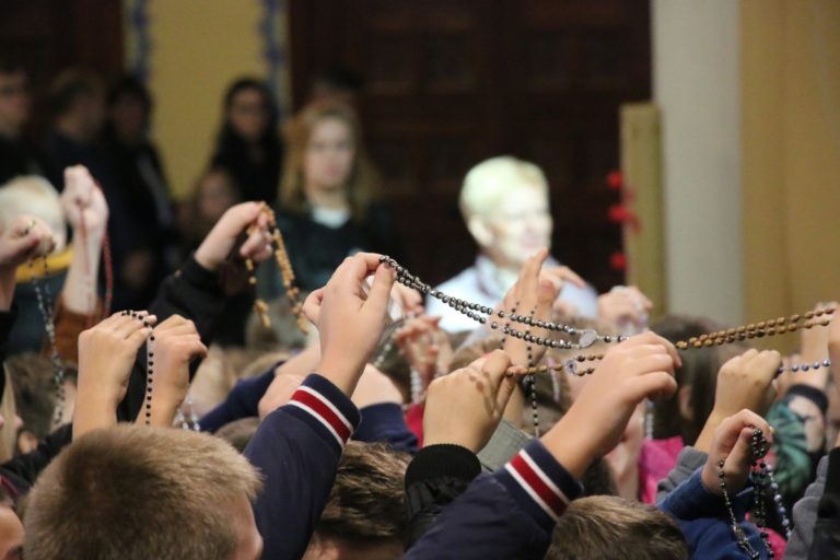 Poświęcenie różańców i modlitwa pod pomnikiem św. Jana Pawła II