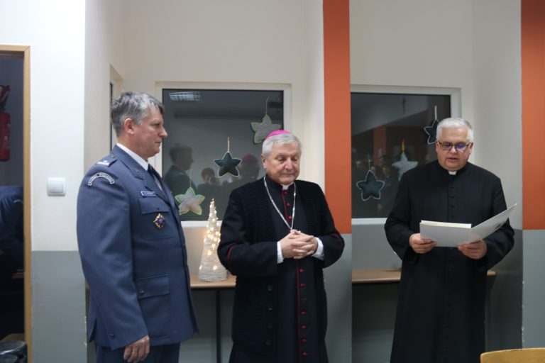 Biskup kaliski Edward Janiak z opłatkiem w Areszcie Śledczym