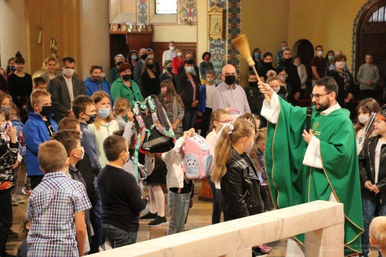 Poświęcenie tornistrów i przyborów szkolnych