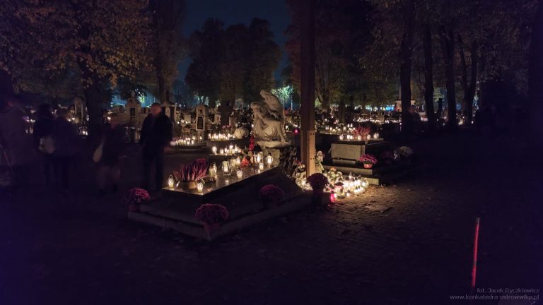 Cmentarz w uroczystość Wszystkich Świętych