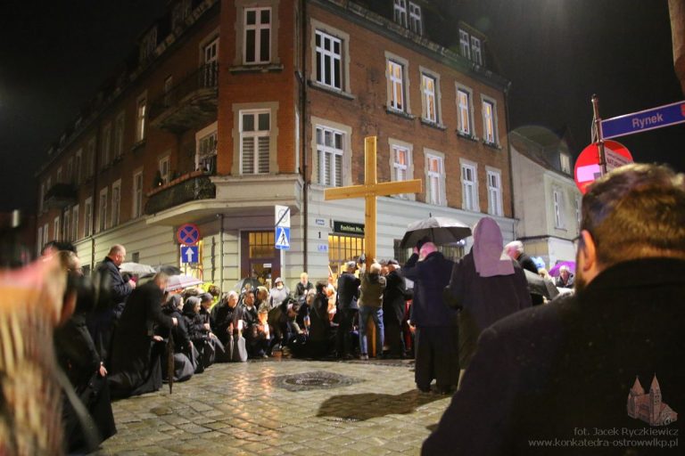 Droga krzyżowa ulicami Ostrowa Wielkopolskiego