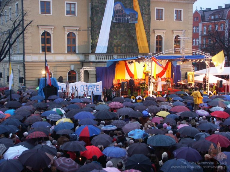 2005: Tłumy mieszkańców Ostrowa wspominały na Rynku Jana Pawła II