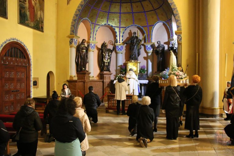 Modlitwa różańcowa przy pięciu ołtarzach